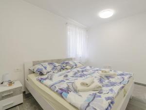 - une chambre blanche avec un lit et des serviettes dans l'établissement Modern Holiday Home at Crikvenica with Sea View, à Crikvenica
