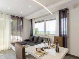 - un salon avec un canapé et une table dans l'établissement Modern Holiday Home at Crikvenica with Sea View, à Crikvenica