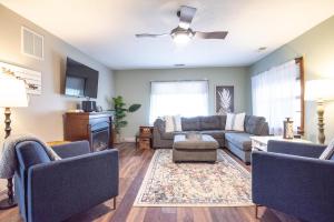 a living room with a couch and a tv at Harper Valley Cottage in Nashville