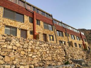 eine Steinmauer vor einem Gebäude in der Unterkunft Dana’s Trail Hotel in Dana