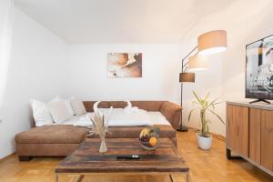 a living room with a couch and a coffee table at Untersee-Suite IStayUnixI Seenähe-Terrasse-Workspace-Netflix-Parkplatz in Radolfzell am Bodensee