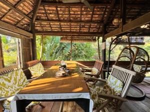 comedor con mesa y sillas en Cozy Paradise en Battambang