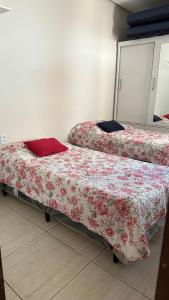 duas camas sentadas numa sala com avertisementalização em Linda Casa com piscina e totalmente climatizada Airbn b em Petrolina