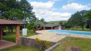 維亞芒的住宿－Sitio do Espigão，一座房子的院子内的游泳池