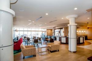 een lobby met stoelen en tafels in een gebouw bij Springhill Suites by Marriott Pueblo Downtown in Pueblo