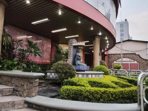 科恰班巴的住宿－Apartamento, cómodo, en el corazón de Cochabamba，花园中间有喷泉的建筑