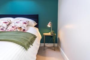 Een bed of bedden in een kamer bij 2 bedroom Apartment - Free secure parking - City Centre - Sleeps up to 5-6