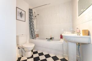 a bathroom with a toilet and a sink and a bath tub at 2 bedroom Apartment - Free secure parking - City Centre - Sleeps up to 5-6 in Exeter