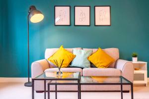 un soggiorno con divano e cuscini gialli di 2 bedroom Apartment - Free secure parking - City Centre - Sleeps up to 5-6 a Exeter