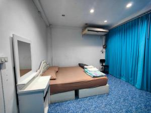 1 dormitorio con 1 cama en una habitación con alfombra azul en Phangan Hostel Haadrin Homestay, en Haad Rin