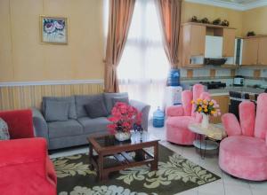 CikundulにあるVilla Kota Bunga EE2-03のリビングルーム(ピンクの椅子、ソファ付)