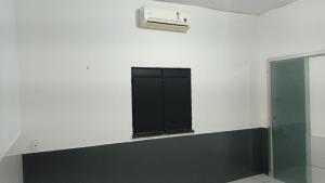 een kamer met een zwarte deur aan de muur bij APARTAMENTO CAUAMÉ in Boa Vista