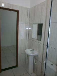 een badkamer met een wastafel, een douche en een toilet bij APARTAMENTO CAUAMÉ in Boa Vista