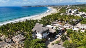 una vista aérea de una playa con palmeras en Bikini Beach House, en Puerto Escondido