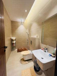 bagno con lavandino e servizi igienici di REMAZ ROSE BOULEVARD a Riyad