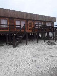 Φωτογραφία από το άλμπουμ του CABAÑA LA CASONA, salón, comedor y cocina amplia, con baño en la habitación y uno adicional, se alcanzan a ver las islas y el mar σε Punta de Choros