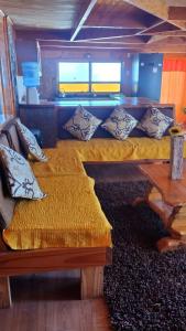 Postel nebo postele na pokoji v ubytování CABAÑA LA CASONA, salón, comedor y cocina amplia, con vista a la playa y las 3 islas, con baño en la habitación más uno adicional