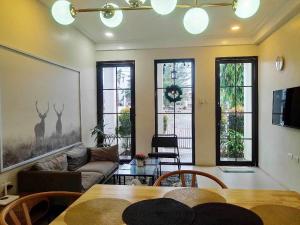 Sa Plaza - Benita في Dolores: غرفة معيشة مع أريكة وطاولة