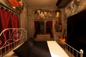 een slaapkamer met een bed en een raam bij Role Street Hostel in Antalya