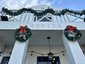 Un edificio blanco con coronas de Navidad. en Sa Plaza - Benita, en Dolores