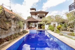 eine Außenansicht eines Hauses mit Swimmingpool in der Unterkunft Rumah Akira Seminyak in Seminyak