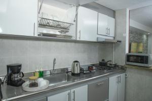 een keuken met een wastafel en een aanrecht bij Cozy Place in Bogota