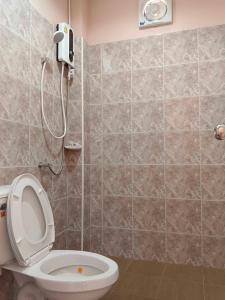 een badkamer met een toilet en een douche bij คีรินรีสอร์ท in Ban Pak Chong