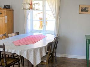 mesa de comedor con sillas y ventana en Holiday home TINGSRYD VI en Tingsryd