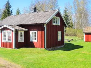 Tingsryd的住宿－Holiday home TINGSRYD VI，院子里有白色窗户的红色房子