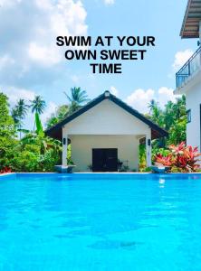 uma fotografia de uma piscina em frente a uma casa em Captain's Cabin Resort - Naval Heritage (Swimming Pool) em Kota Bharu