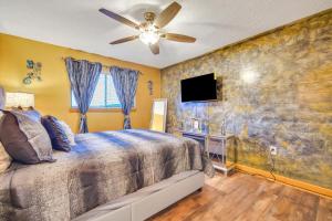 1 dormitorio con 1 cama y TV de pantalla plana en Welcome to Your Beachside Escape!, en Hilton Head Island