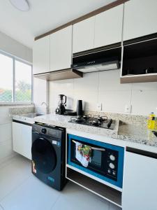 特雷西納的住宿－Apartamento novo zona leste.，一间带炉灶和洗碗机的厨房