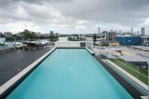una gran piscina en la azotea de un edificio en West End Executive Suite, on the Brisbane River. en Brisbane