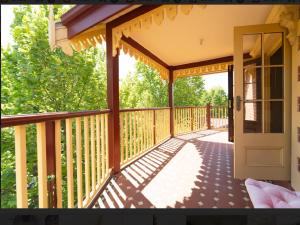 une terrasse couverte avec moustiquaire sur une maison dotée d'une porte ouverte dans l'établissement Quiet and peaceful Perth City living with free Parking, à Perth