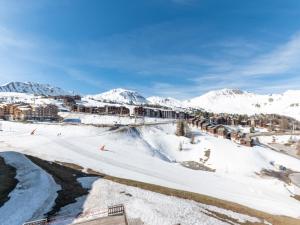 een skigebied bedekt met sneeuw met bergen op de achtergrond bij Appartement La Plagne, 2 pièces, 5 personnes - FR-1-351-185 in La Plagne Tarentaise