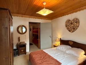 - une chambre avec un lit et un plafond en bois dans l'établissement Appartement La Clusaz, 3 pièces, 6 personnes - FR-1-437-110, à La Clusaz