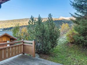 eine Holzterrasse mit Bergblick in der Unterkunft Chalet spacieux pour 14 personnes avec sauna et parking à Méribel - FR-1-566-65 in Les Allues