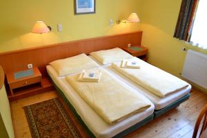 ein Schlafzimmer mit 2 Betten und Handtüchern darauf in der Unterkunft Gasthof Redl in 