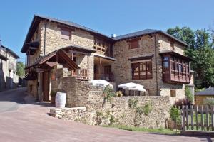 a stone house with a fence in front of it at Posada Real El Sendero del Agua in Trefacio