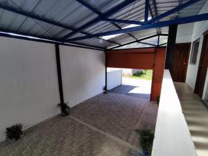 een lege kamer met een plafond en een bakstenen vloer bij Alojamiento Familiar MariaLuisa in Quillullaco
