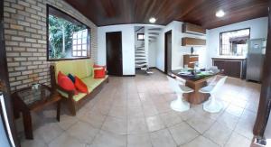 Caçadores de Aventuras Flats في بيبا: غرفة معيشة مع طاولة وغرفة طعام