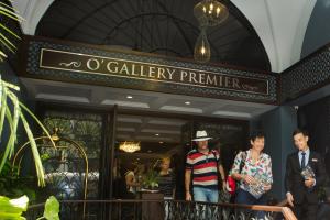 un gruppo di persone che si trovano fuori da un ristorante di O'Gallery Premier Hotel & Spa a Hanoi