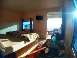 um quarto com uma cama e uma mesa com uma cadeira em Sadhoo Vibes Resort em Dhanaulti