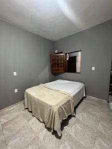 una camera da letto con un letto coperto di Cantinho da paz a Marechal Deodoro