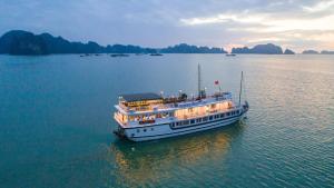 ein Boot auf einem großen Wasserkörper in der Unterkunft Ruby Cruise in Hạ Long