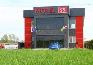 a car parked in front of a motel sign at MOTEL S5 in Zbrachlin