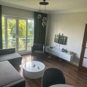 sala de estar con sofá y mesa en İstanbul Sabiha Gökçen 2 plus 1 near to Sabiha Gokcen Airport, en Estambul