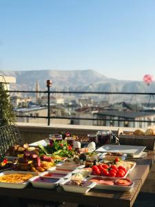 stół z wieloma talerzami jedzenia w obiekcie Enjoy Stone Hotel w Göreme