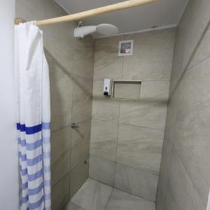 y baño con ducha y cortina de ducha. en Casa Matuna - Cartagena, en Cartagena de Indias