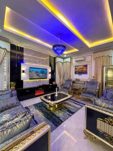 Ikuata的住宿－Luxury Charming 5Bed Duplex With Starlink wifi - Lekki，带沙发和桌子的大客厅